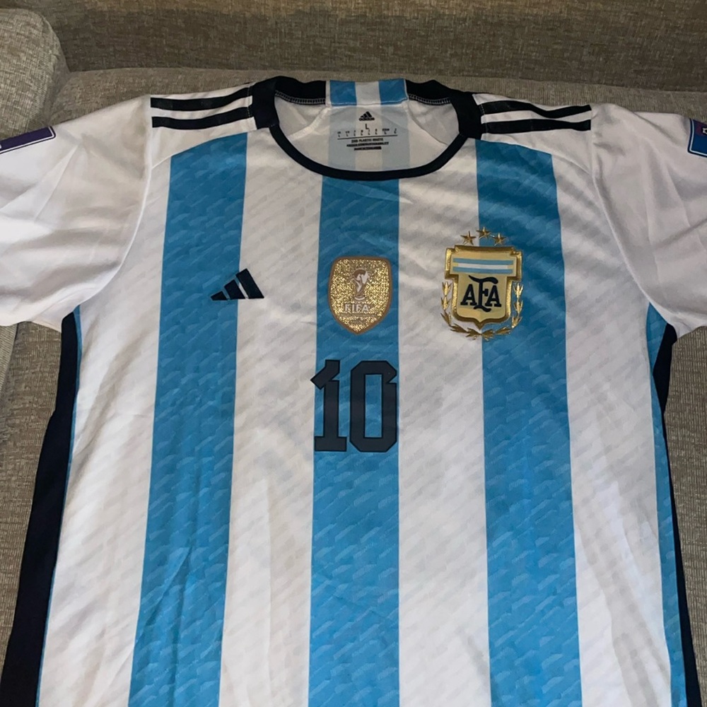 Lionel Messi argentina jersey size L but fits MEDIUM too